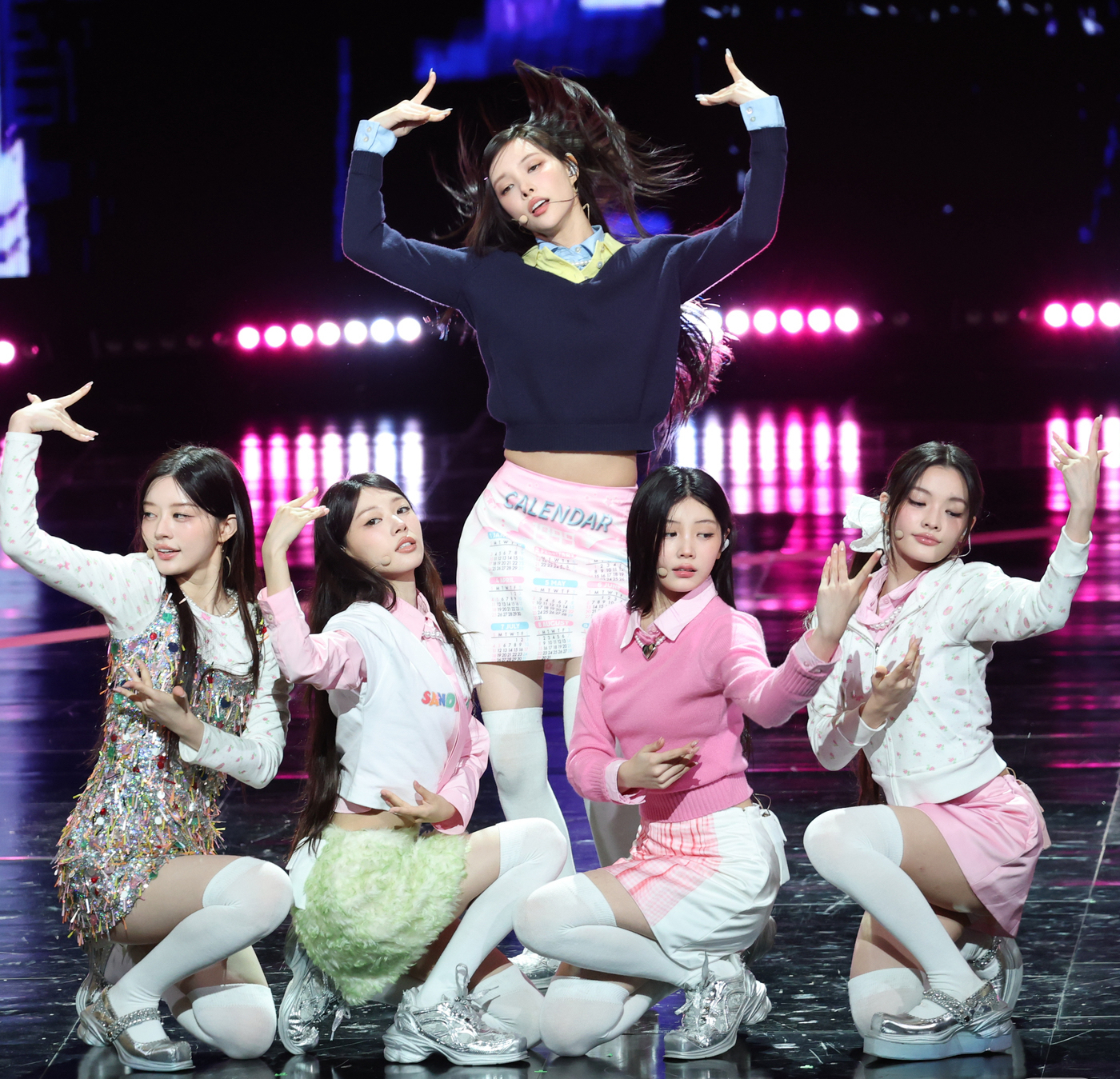 A moment captured by ILLIT's fan