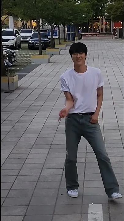 Behind-the-scenes cut of WOODZ