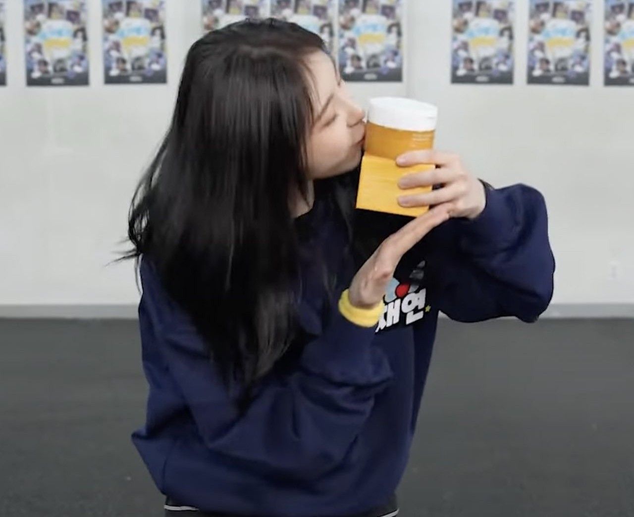 A moment captured by Lee Chaeyeon's fan