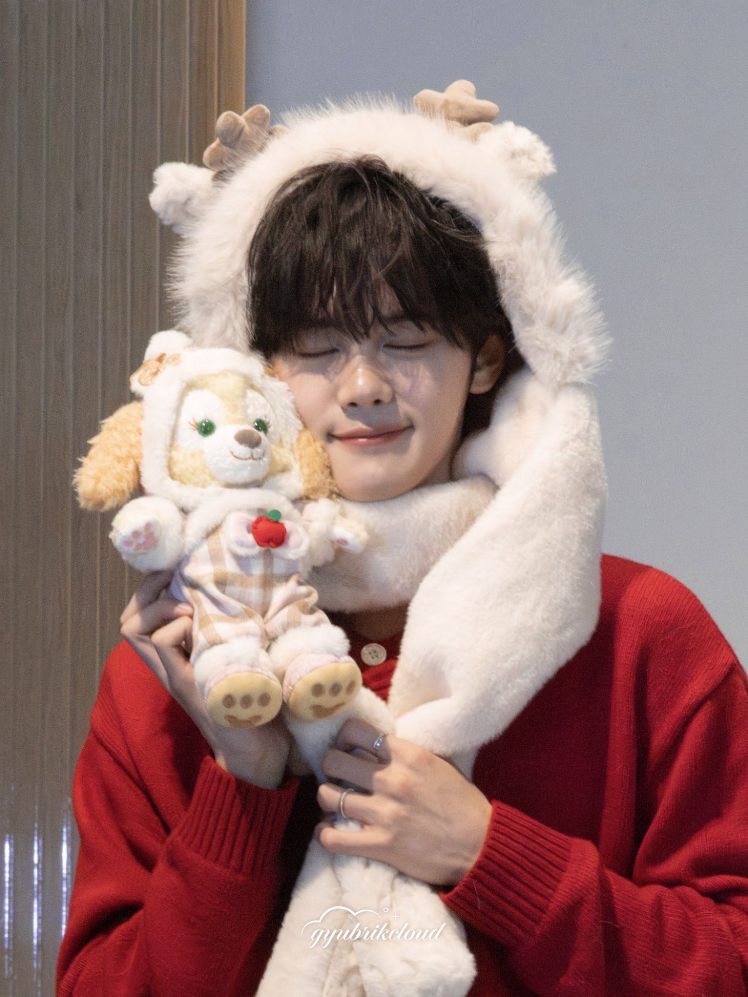 Recent activity shot of Kim Gyuvin (ZEROBASEONE)