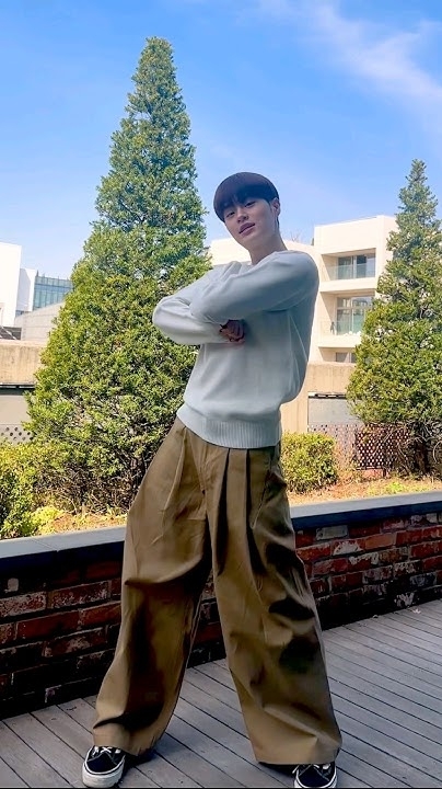 A moment captured by Lee Daehwi (AB6IX)'s fan