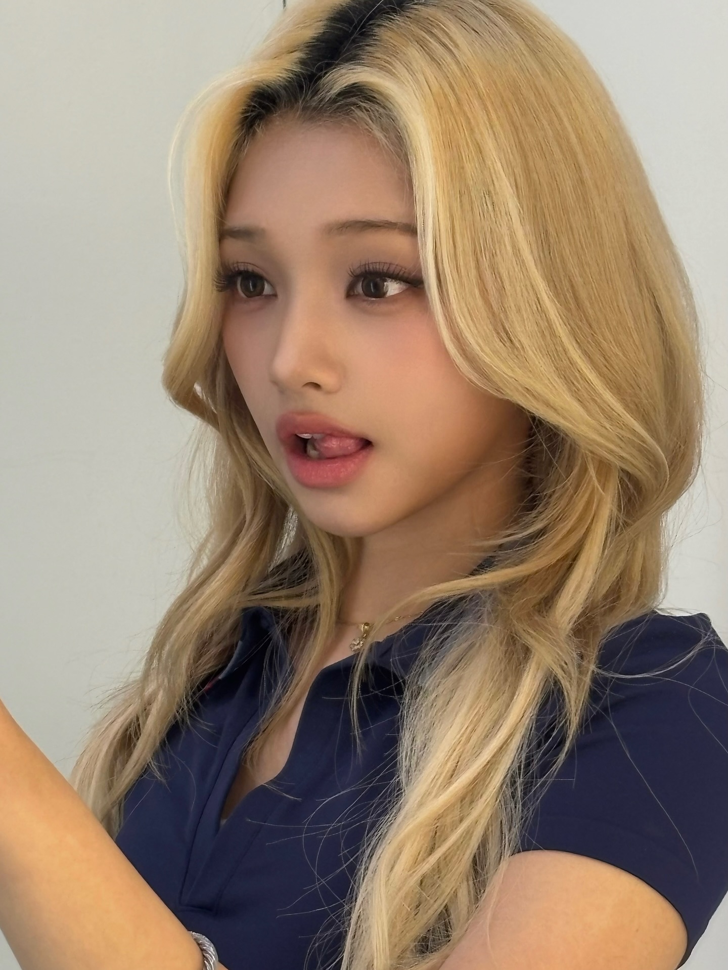 A moment captured by Gehlee (UNIS)'s fan