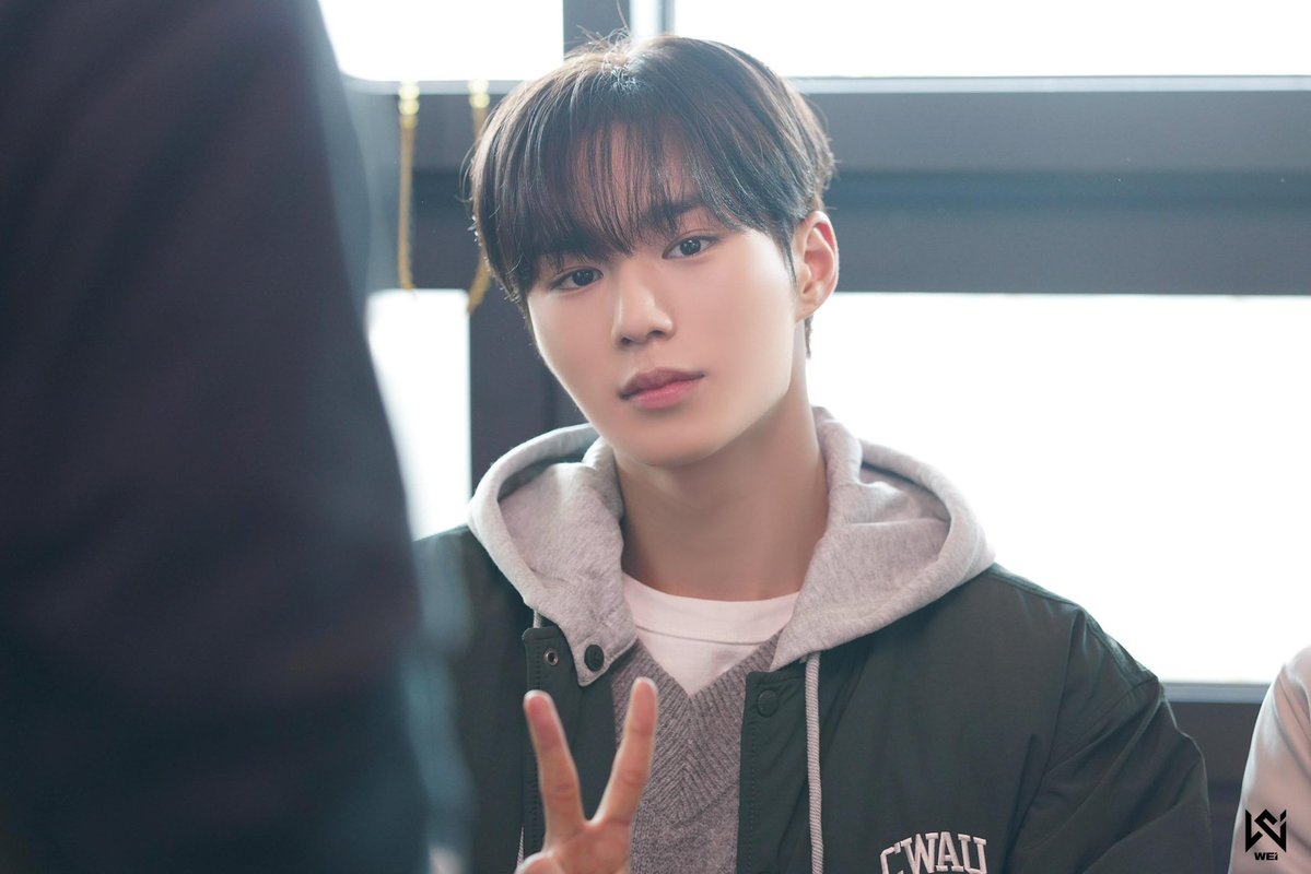 Behind-the-scenes cut of WEi