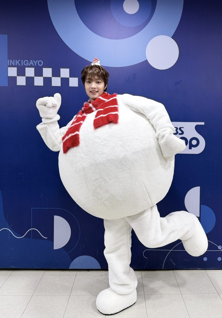 Foto aktivitas terbaru EJ (&TEAM)