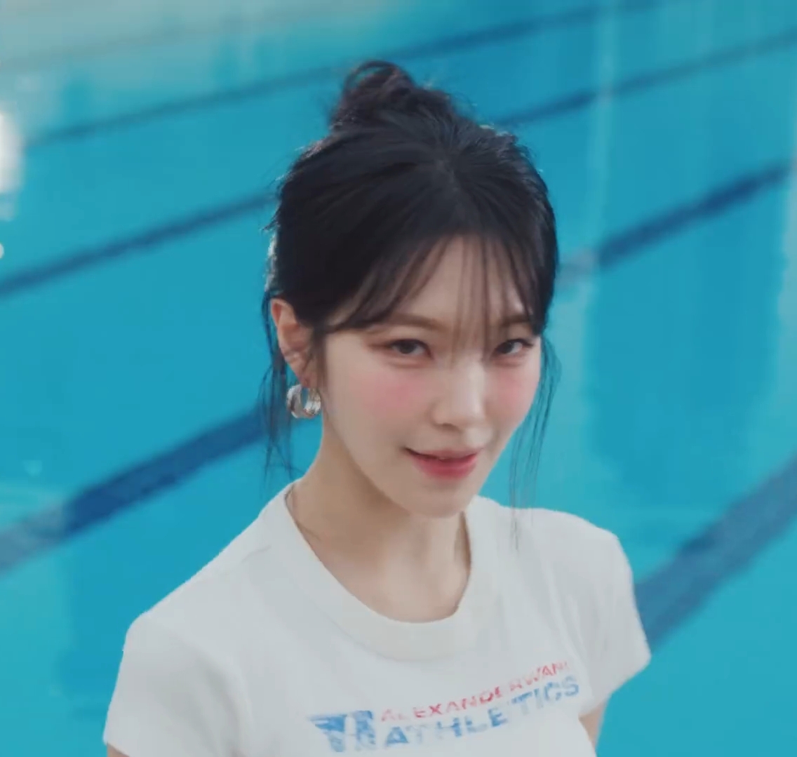 A moment captured by Baek Jiheon (fromis_9)'s fan