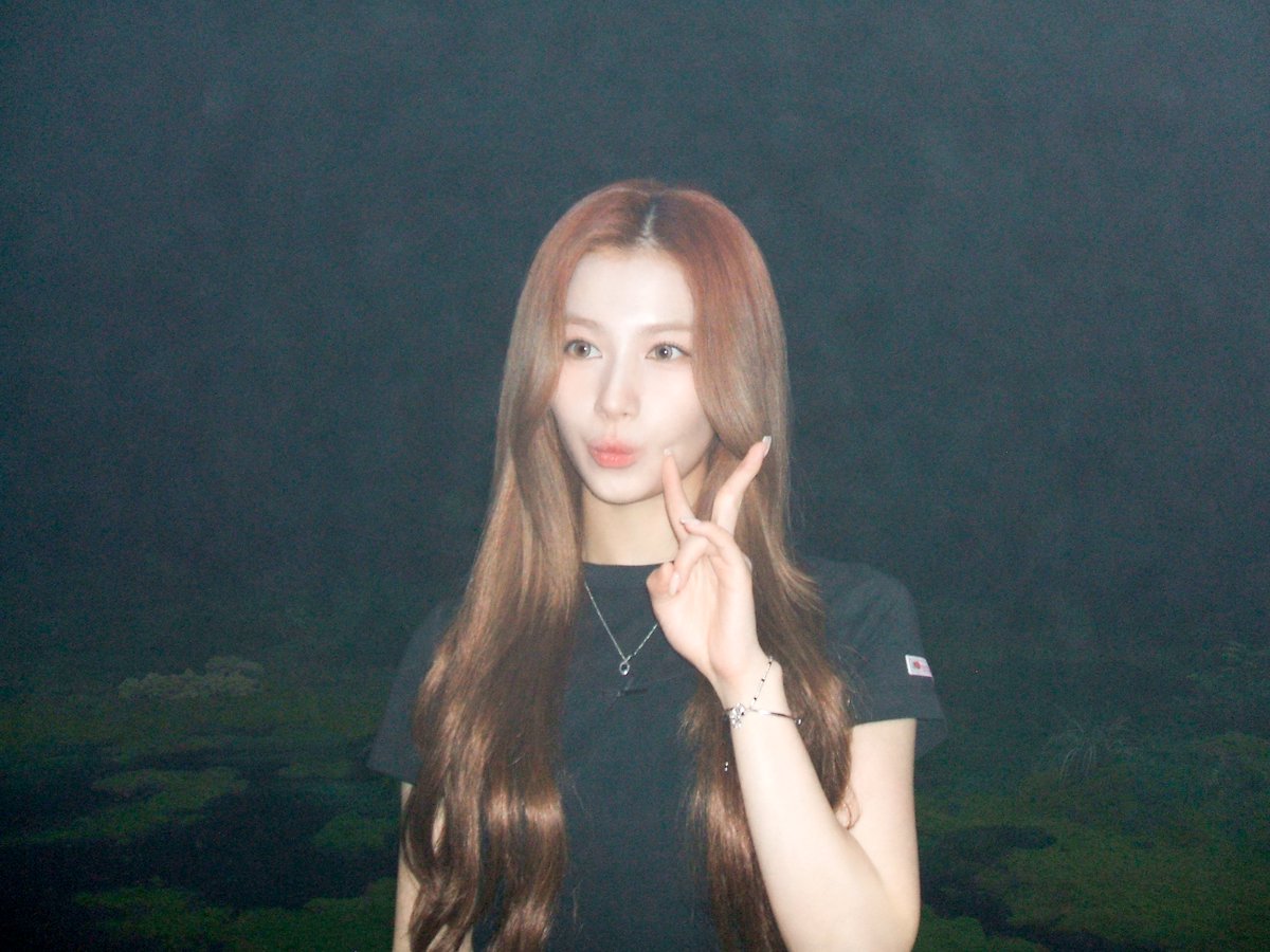 Latest photo of Sana (TWICE)