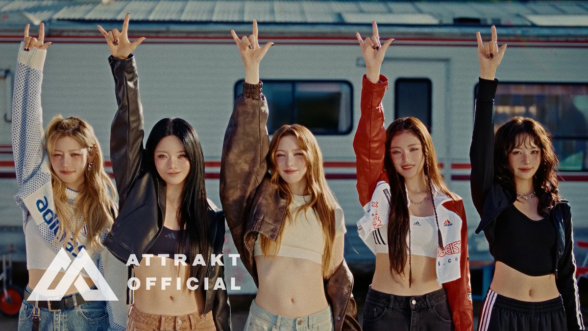 A moment captured by FIFTY FIFTY's fan