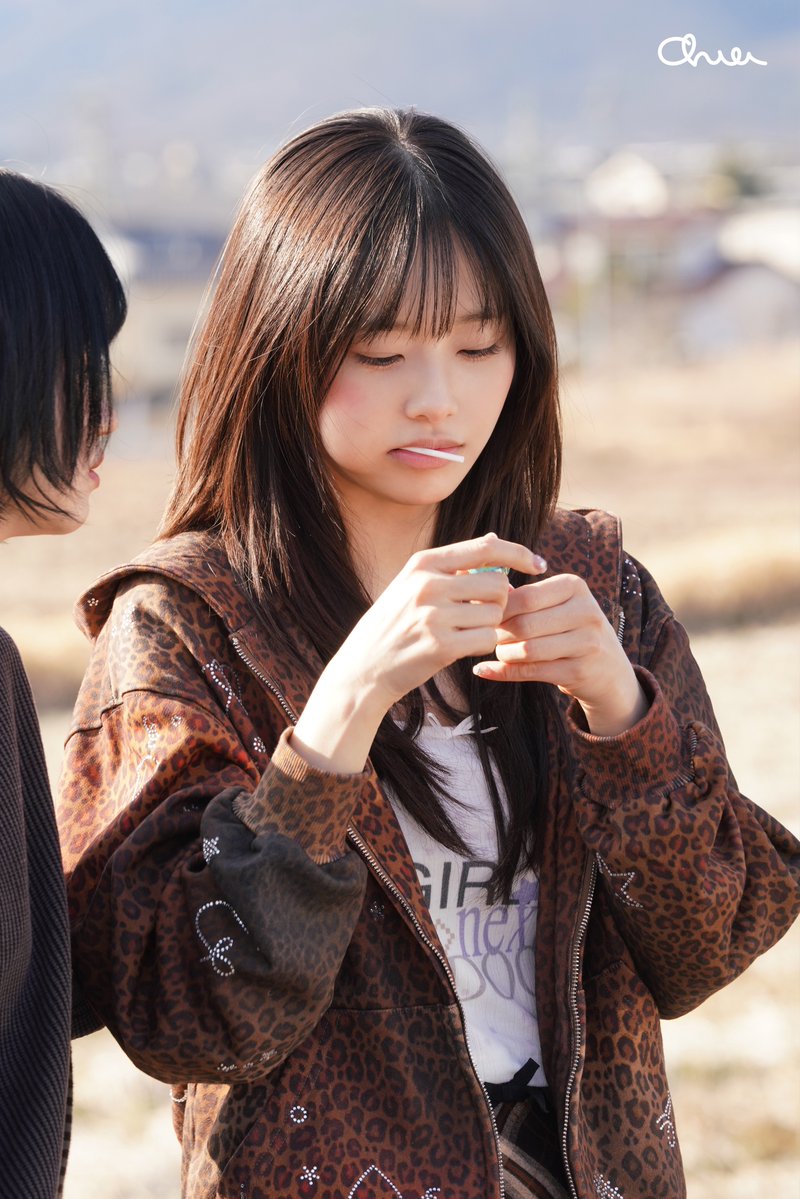 Behind-the-scenes cut of Chuu