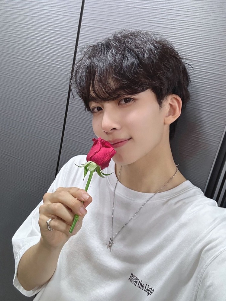 Recent activity shot of Jeonghan (SEVENTEEN)