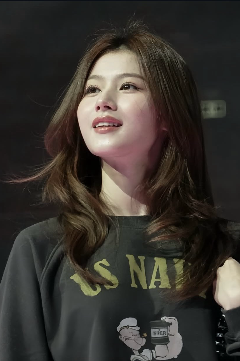 Foto aktivitas terbaru Sana (TWICE)