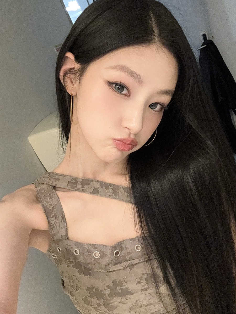 Behind-the-scenes cut of KISS OF LIFE