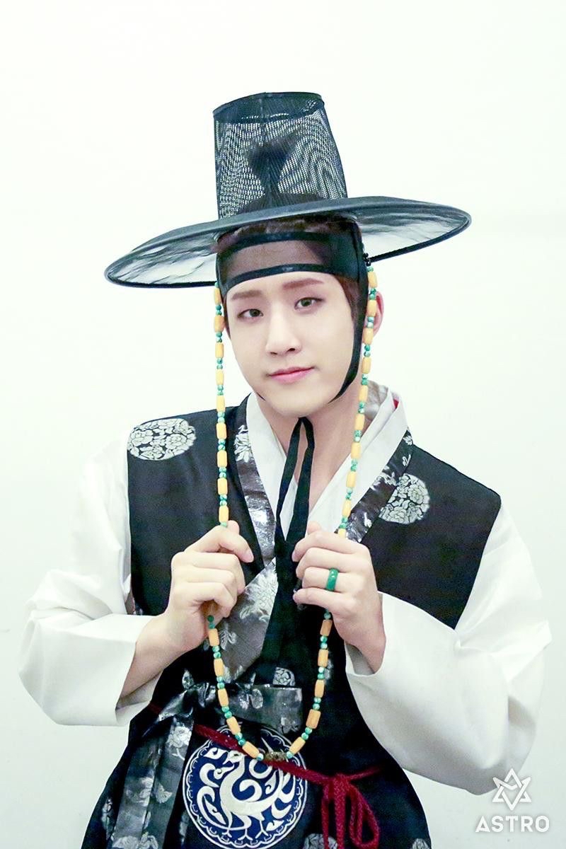 Latest photo of Jinjin (ASTRO)