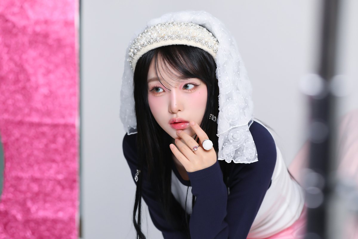 Behind-the-scenes cut of Choi Yena