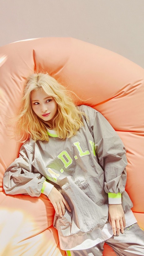 모모 (TWICE)의 비하인드 컷