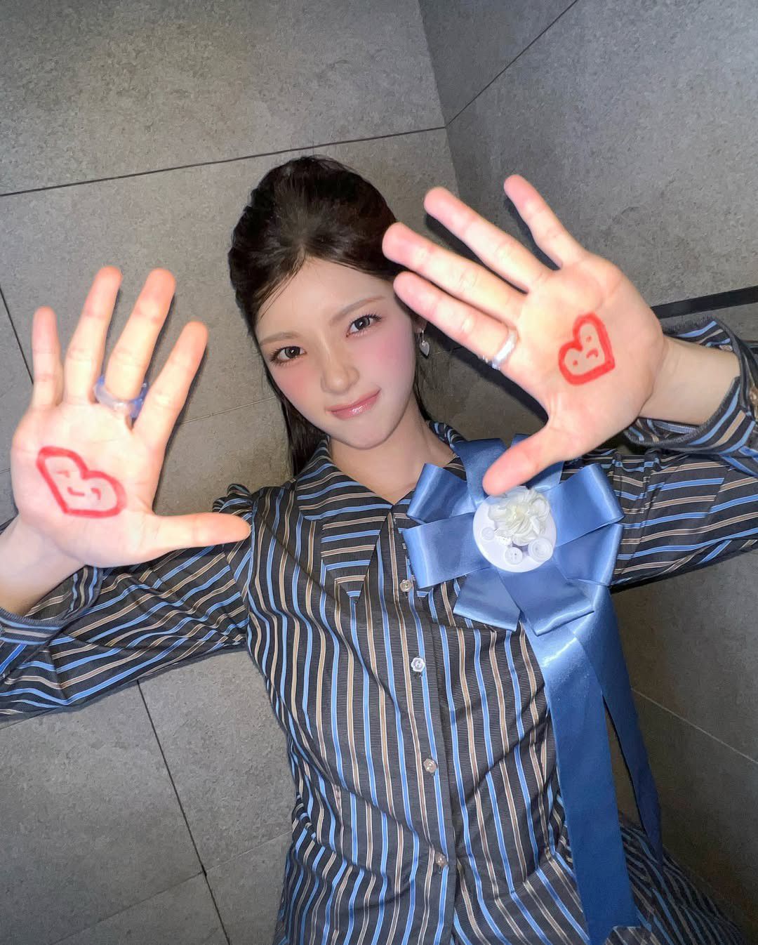 A moment captured by Hearts2Hearts's fan