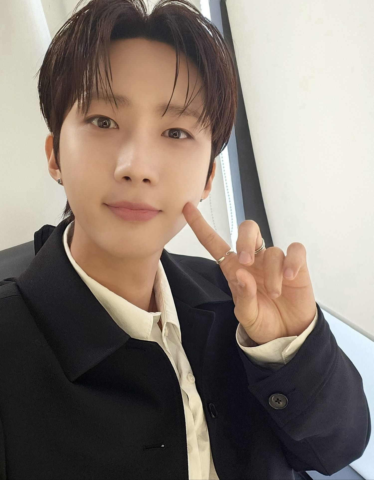 Recent activity shot of Hui (PENTAGON)