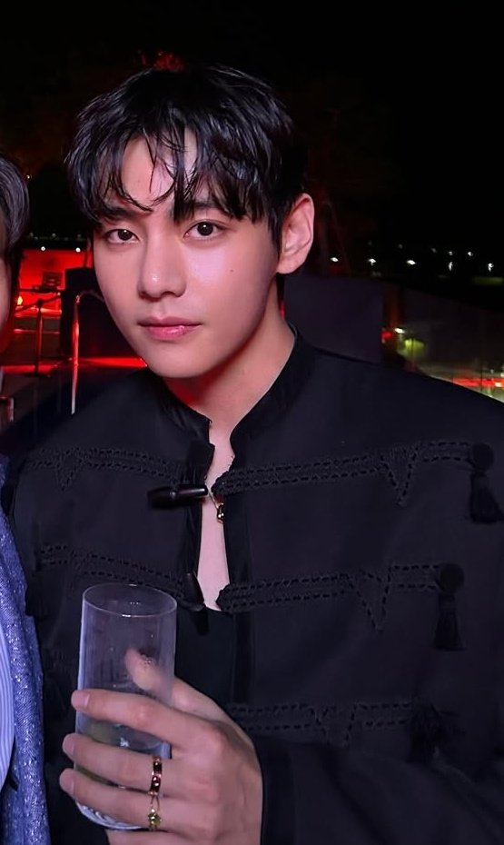 Fandom-recommended wallpaper image of V (BTS)