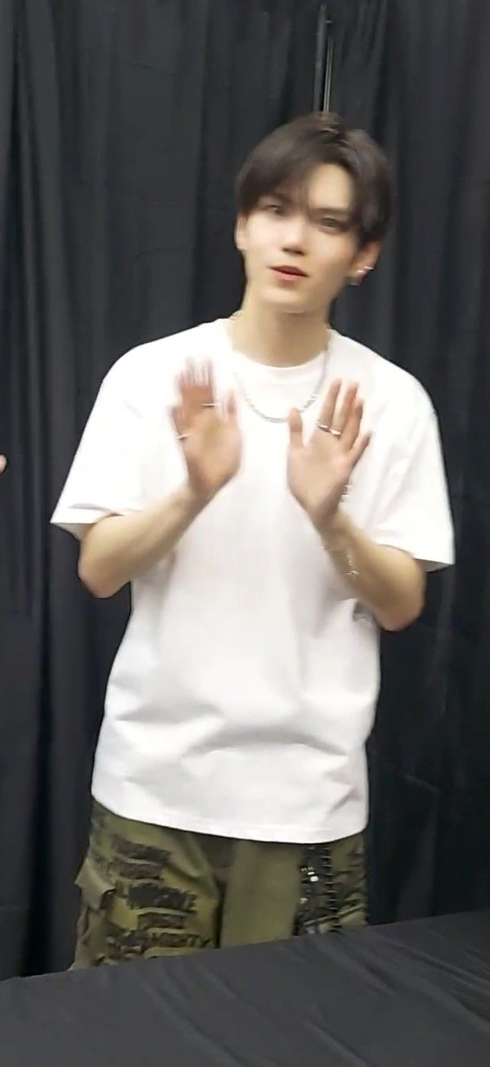 Latest photo of Gyehyeon (VERIVERY)