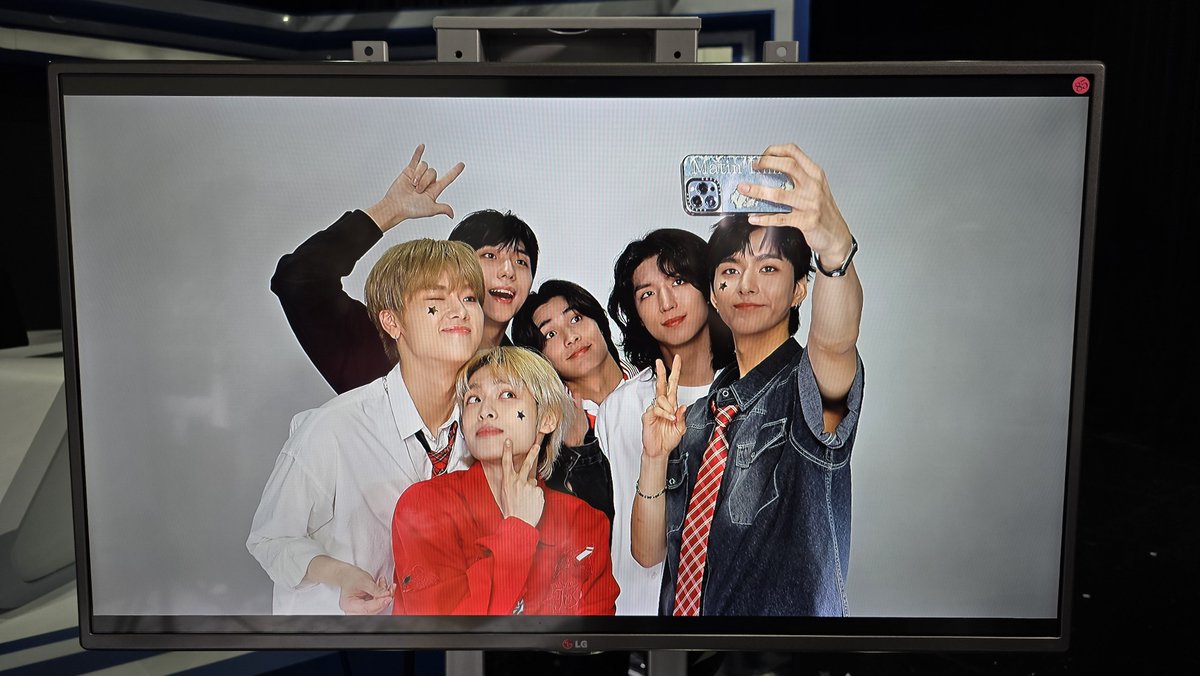 Behind-the-scenes cut of Xdinary Heroes