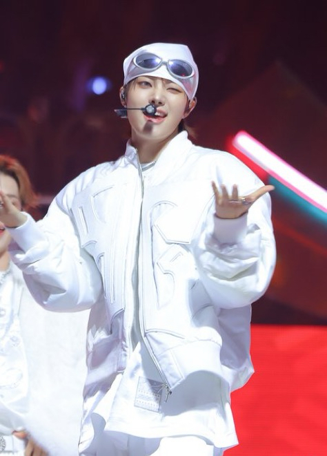 Behind-the-scenes cut of EJ (&TEAM)