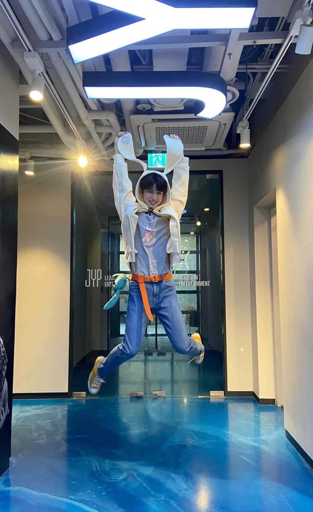 Behind-the-scenes cut of Xdinary Heroes