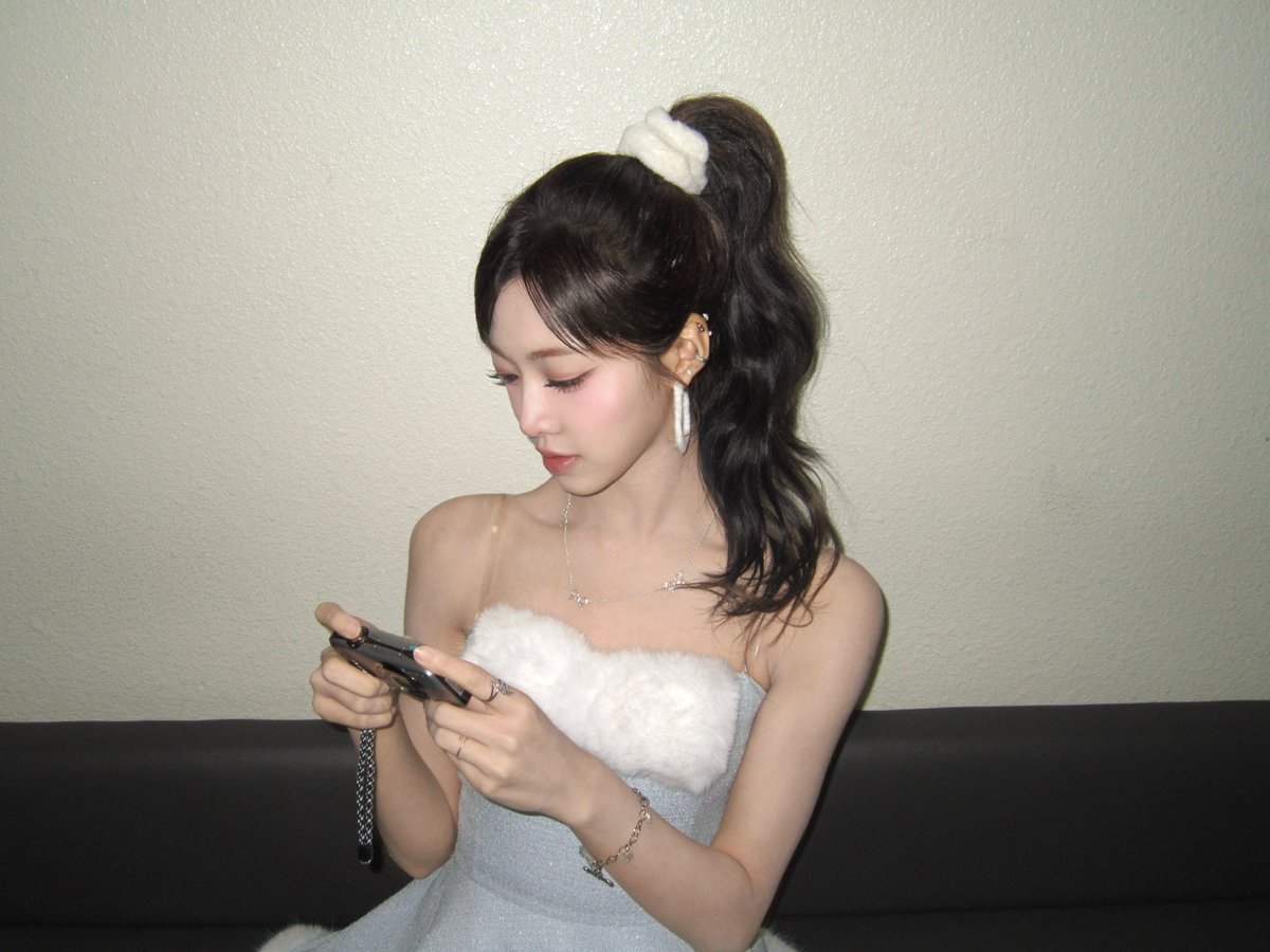 Behind-the-scenes cut of tripleS