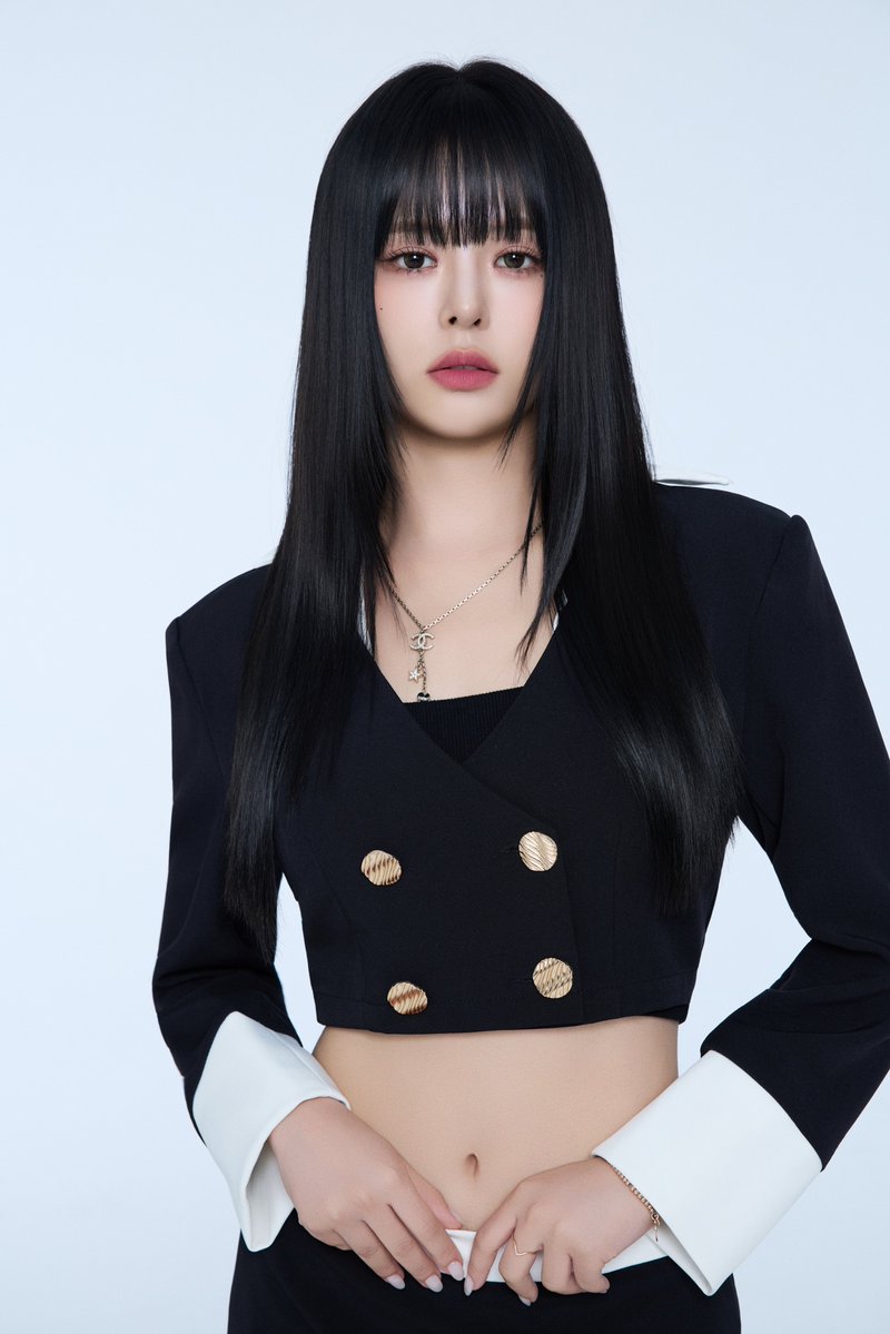 Latest photo of E:U (EVERGLOW)