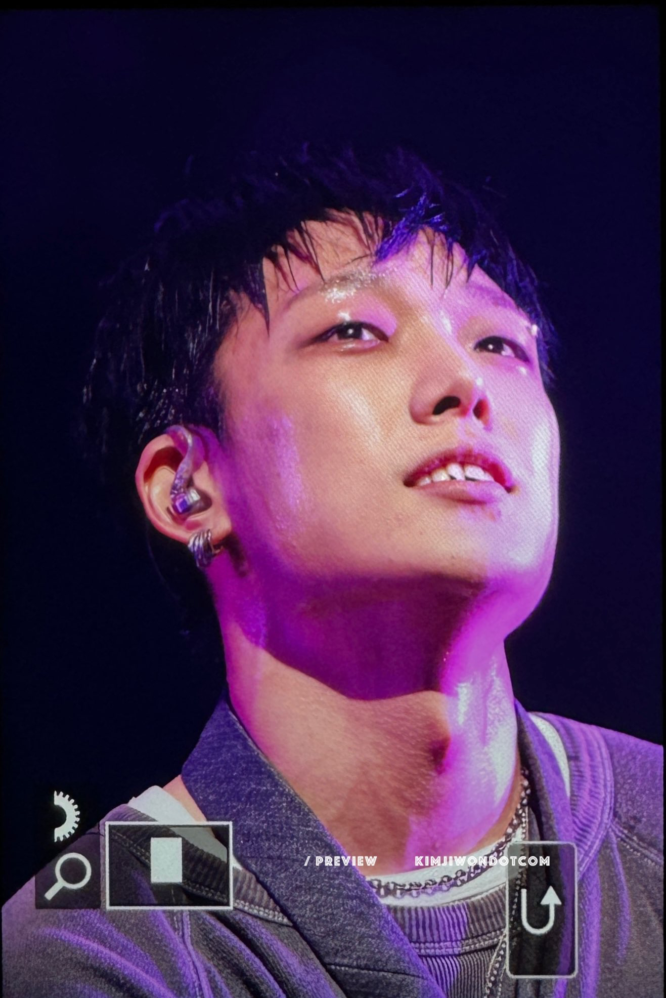 A moment captured by BOBBY (iKON)'s fan