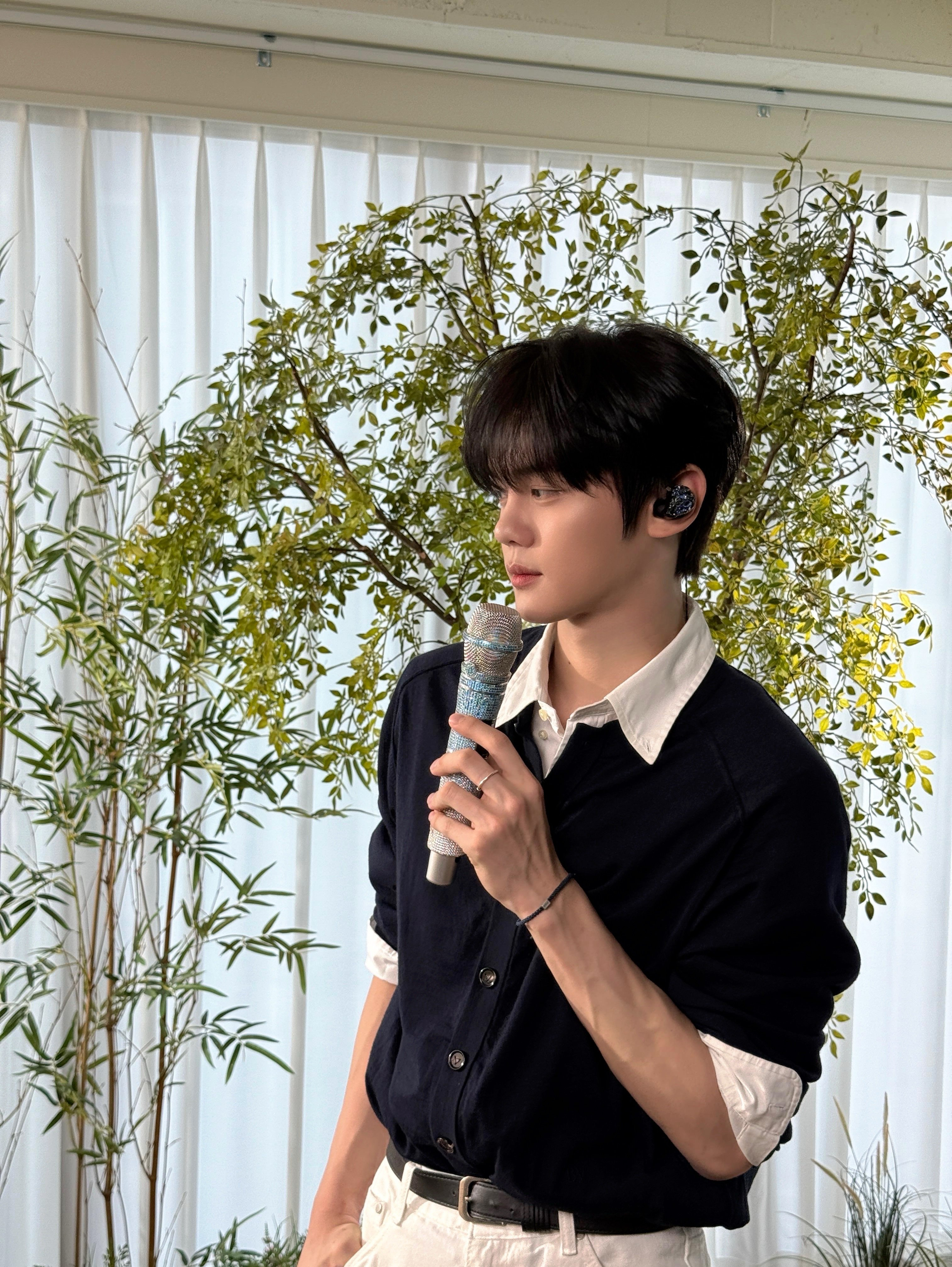 A moment captured by Kim Gyuvin (ZEROBASEONE)'s fan
