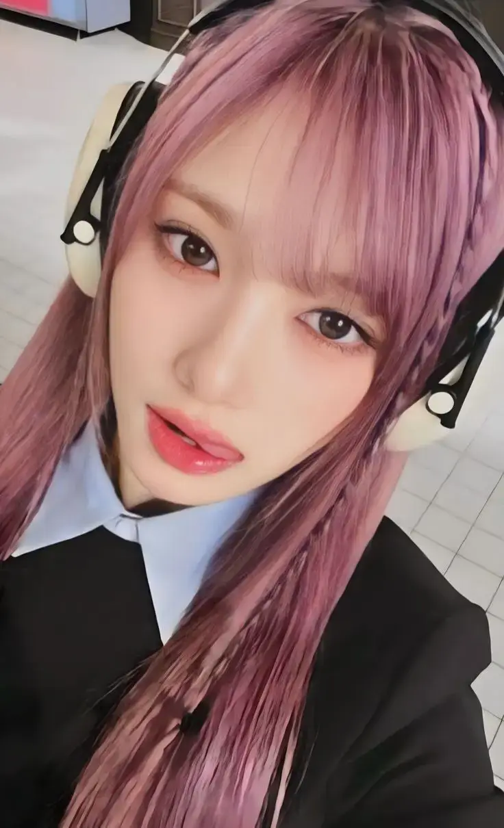 Behind-the-scenes cut of Leeseo (IVE)