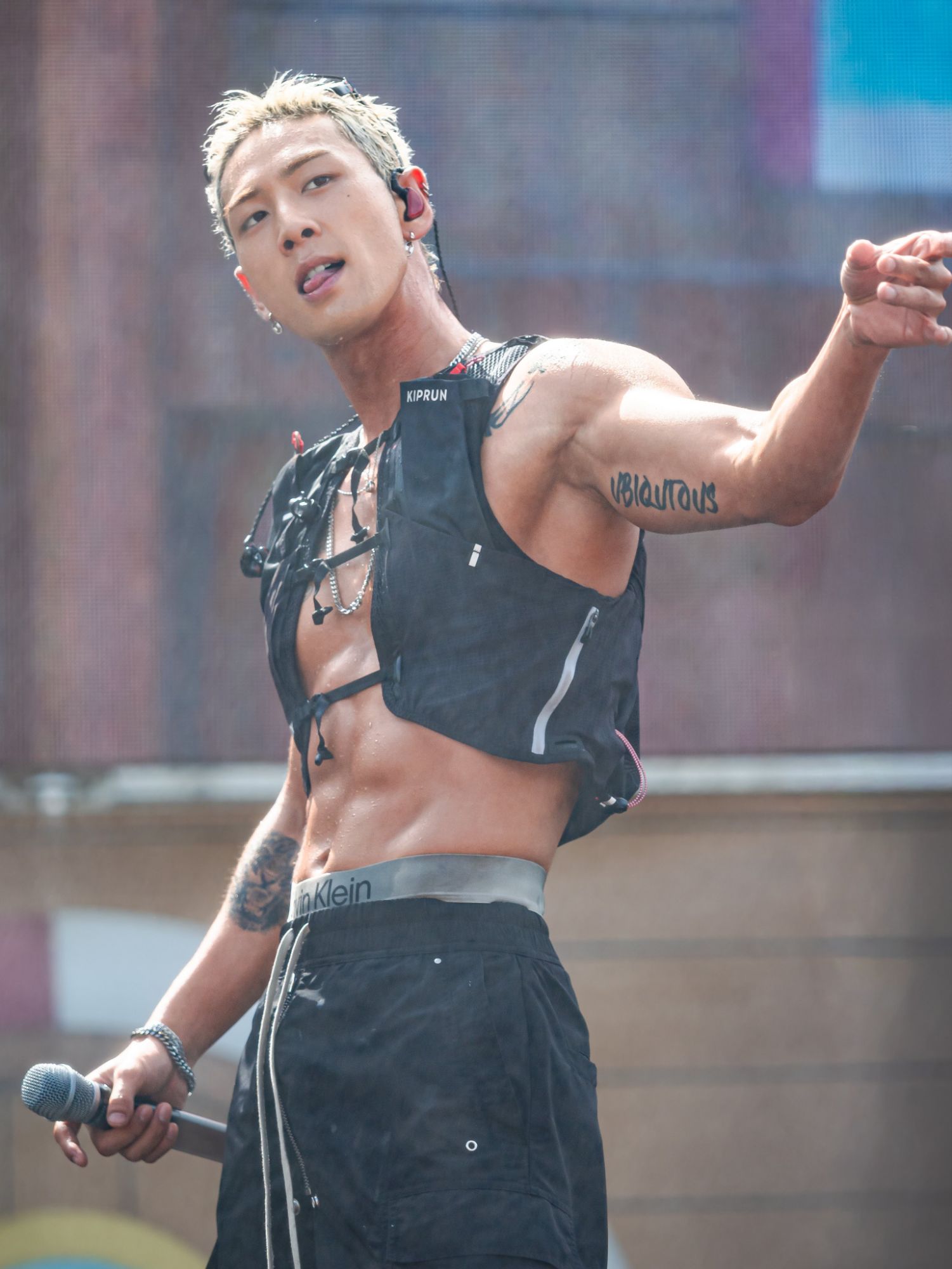 Behind-the-scenes cut of Baekho