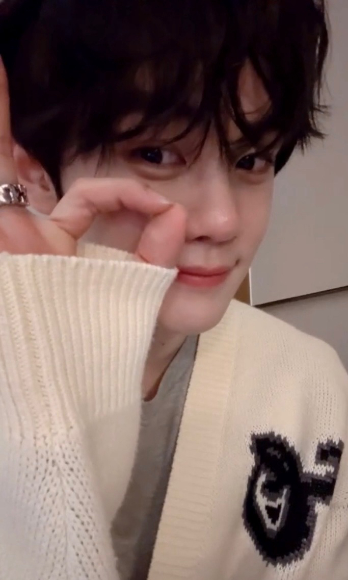 A heartfelt wallpaper shared by Kim Gyuvin (ZEROBASEONE)'s fans