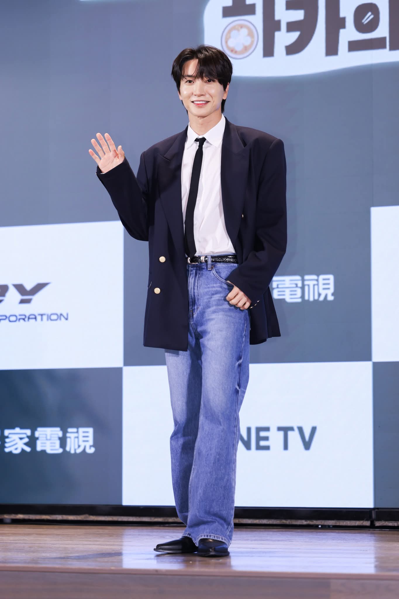 Latest photo of Leeteuk (Super Junior)