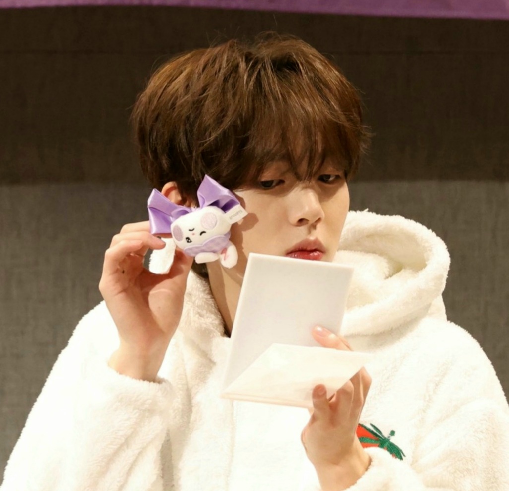 Recent activity shot of Han Yujin (ZEROBASEONE)