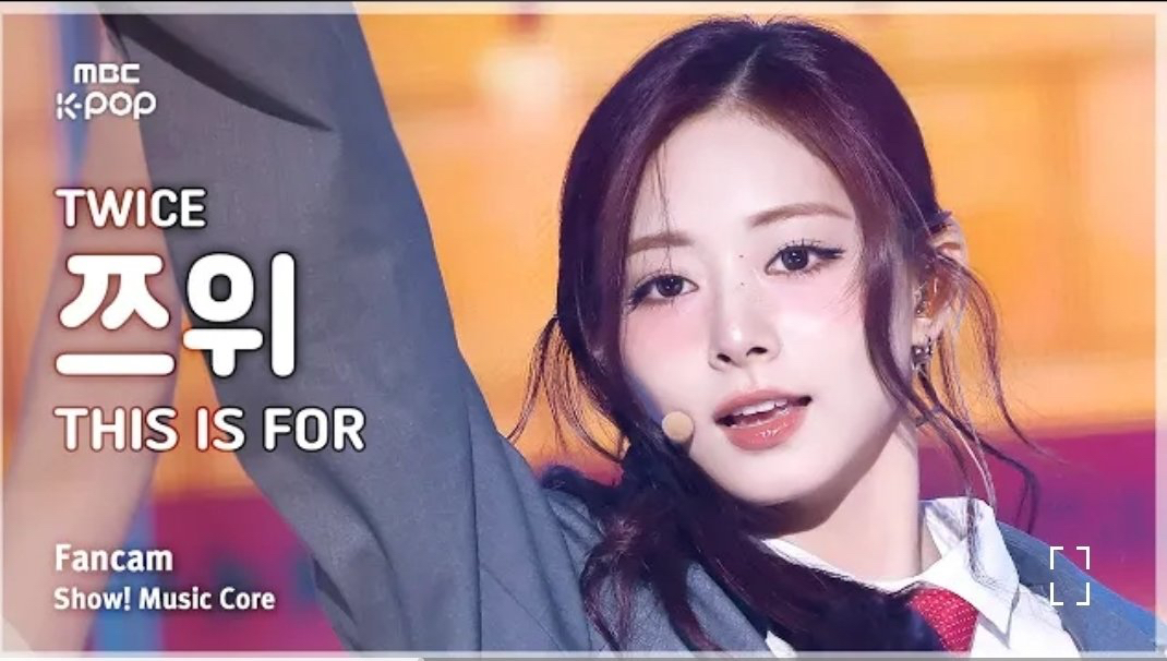 A moment captured by Tzuyu (TWICE)'s fan