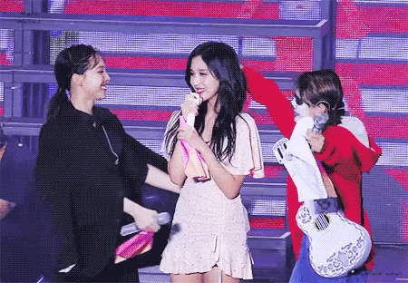 Momen yang diabadikan oleh penggemar Mina (TWICE)