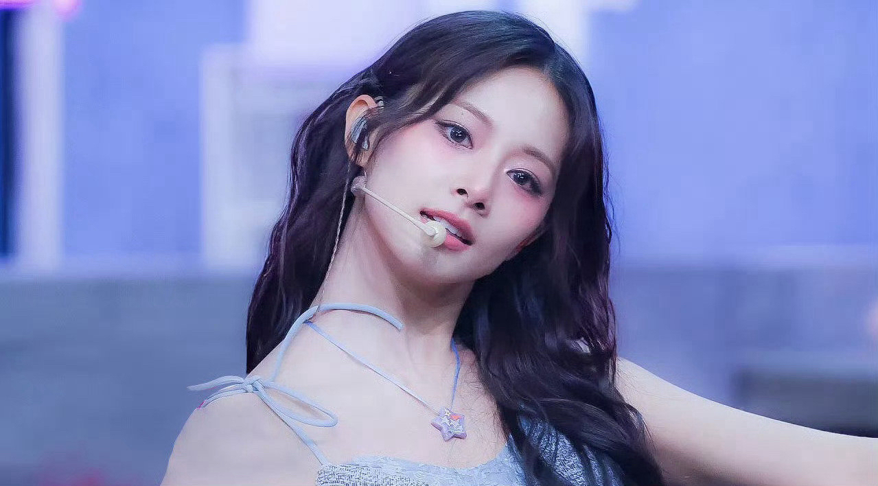 Behind-the-scenes cut of Tzuyu (TWICE)
