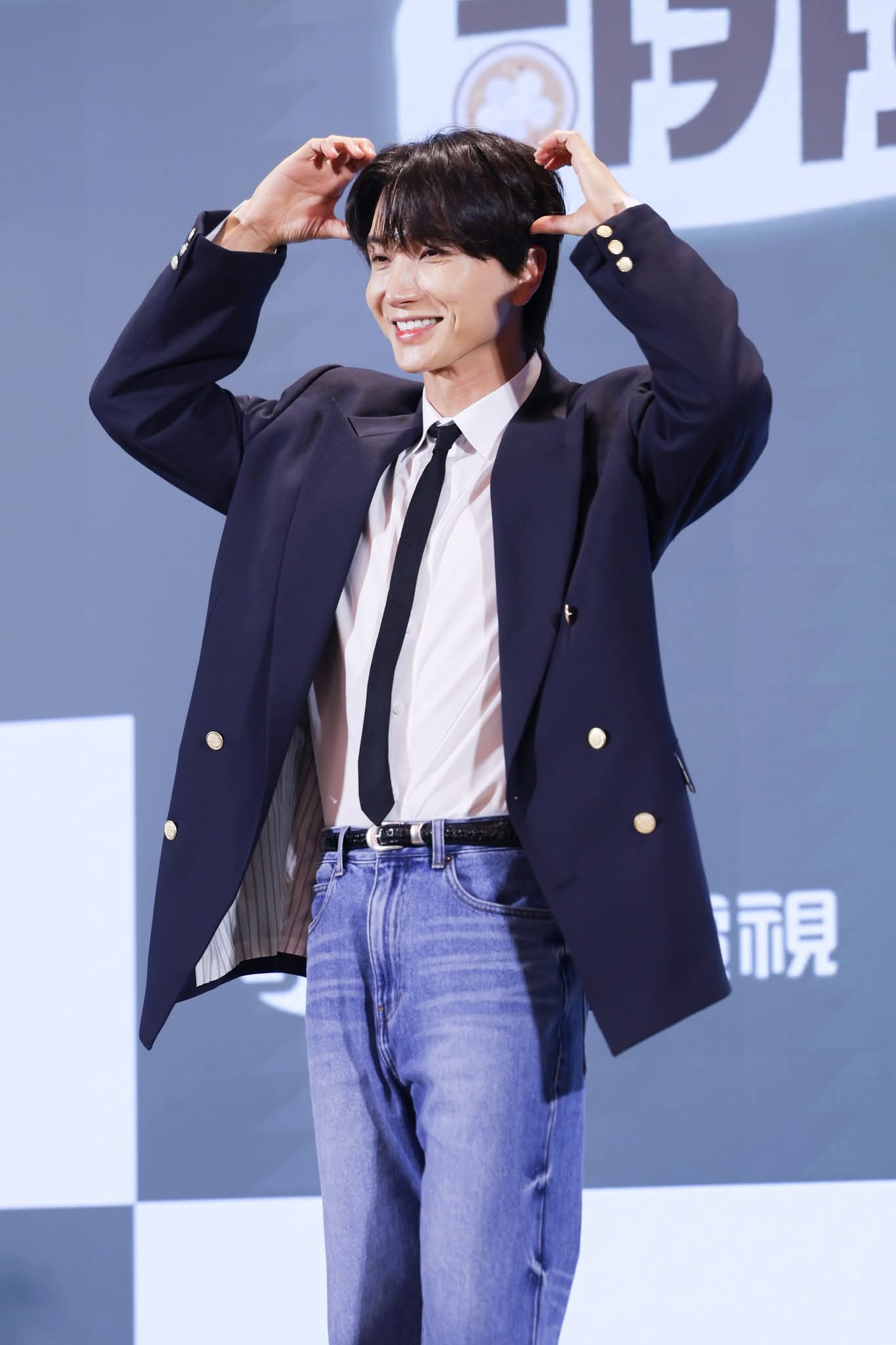 Latest photo of Leeteuk (Super Junior)