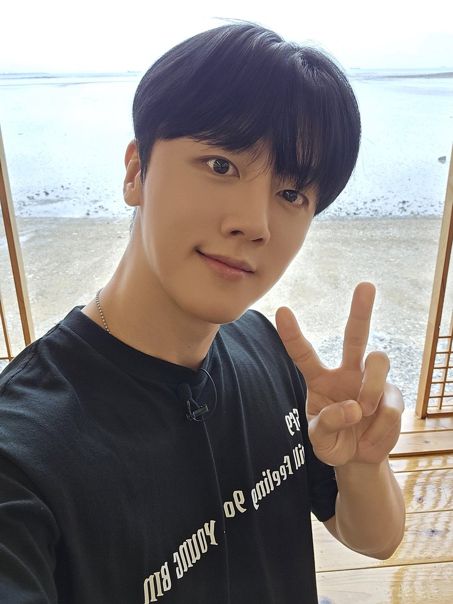 Behind-the-scenes cut of SF9