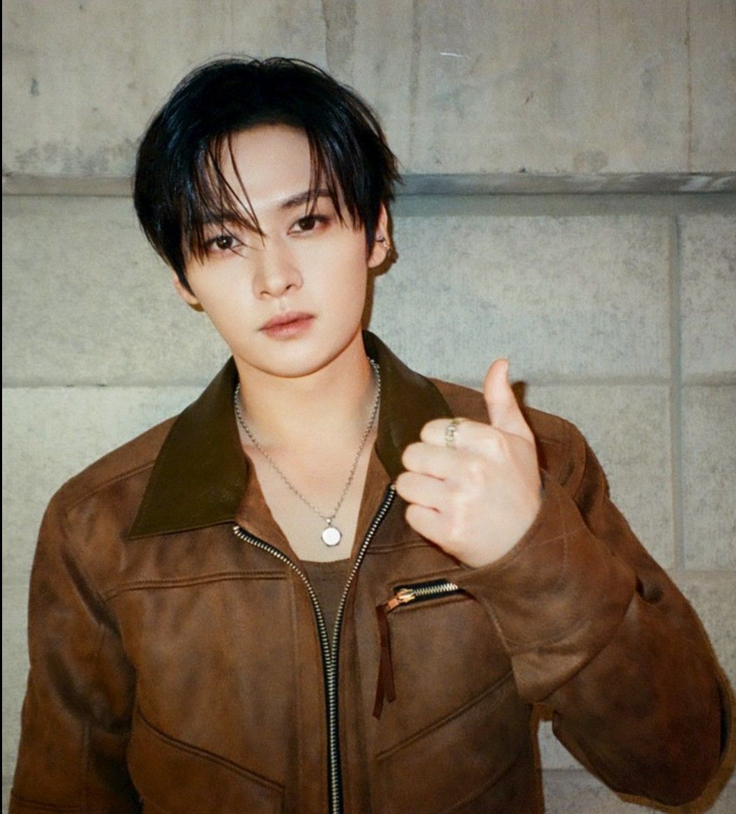 Recent activity shot of Lee Know (Stray Kids)