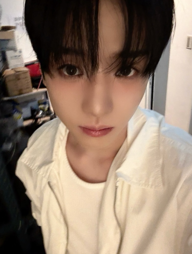 Behind-the-scenes cut of Yujun (Xikers)