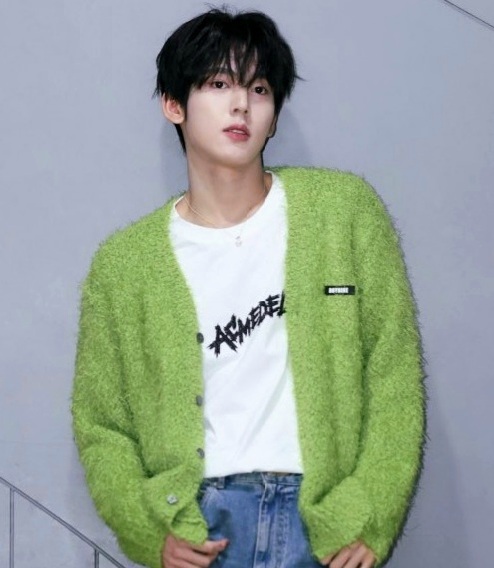 Recent activity shot of Han Yujin (ZEROBASEONE)