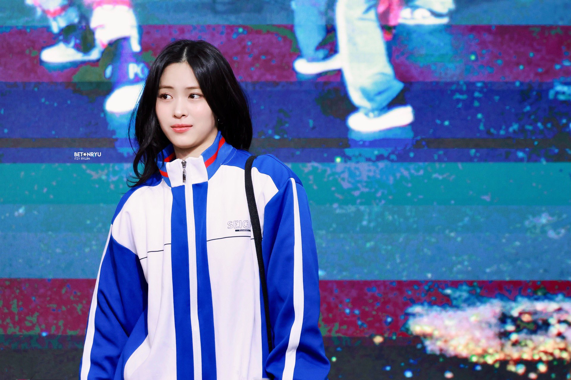 류진 (ITZY)의 비하인드 컷