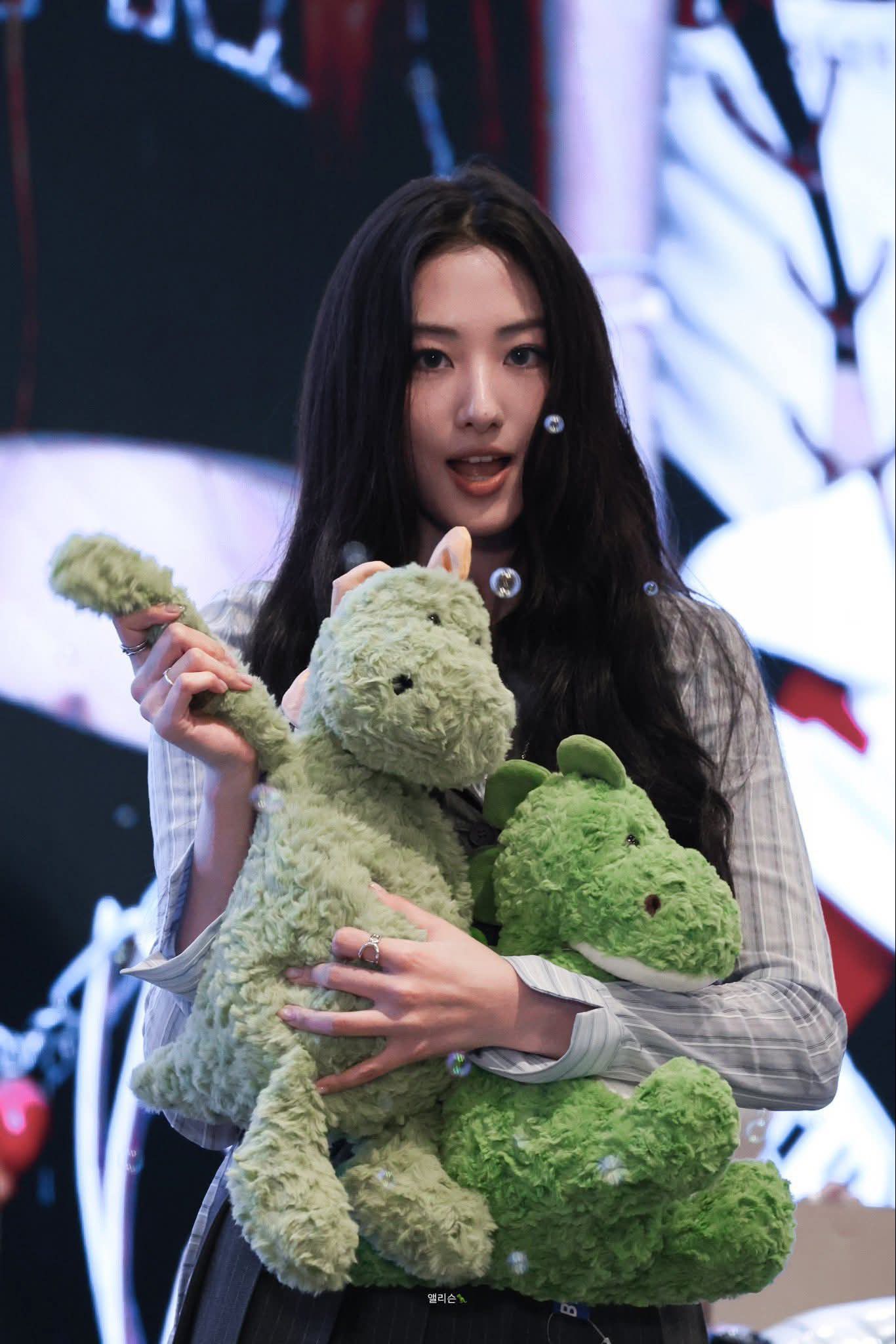 A moment captured by Gawon (MEOVV)'s fan