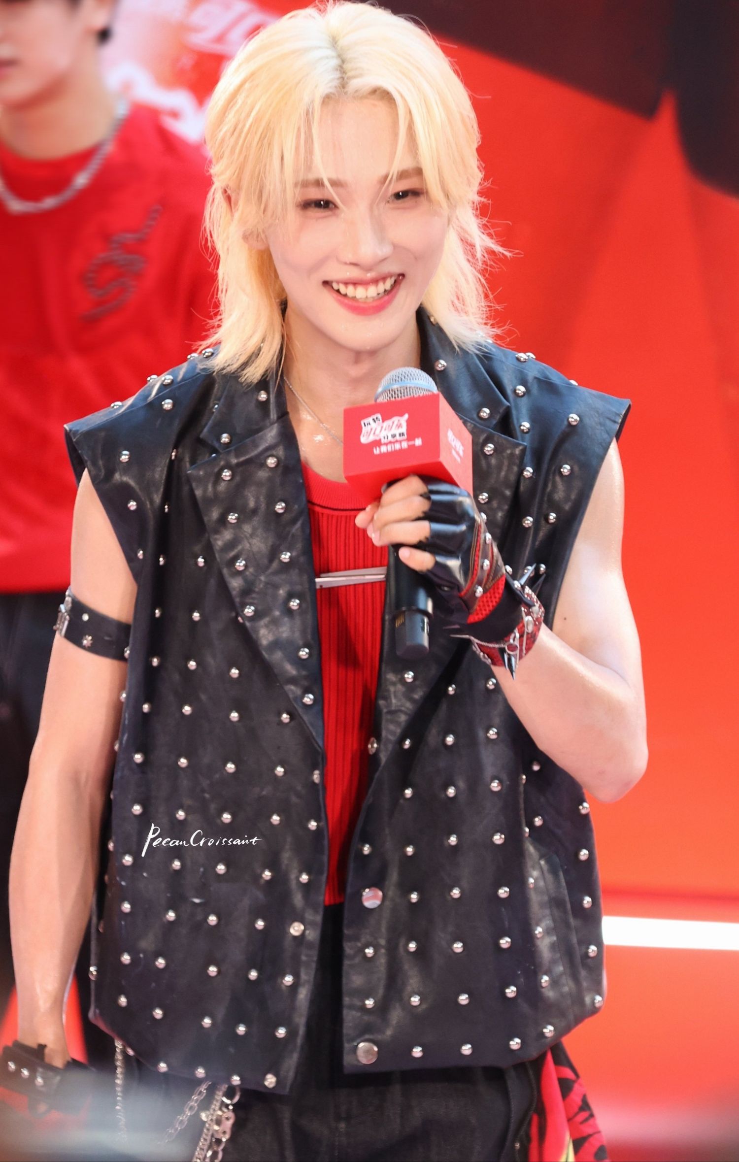 A moment captured by Hu Yetao (NexT1DE)'s fan