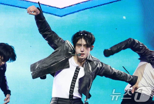 A moment captured by Kim Jiwoong (ZEROBASEONE)'s fan