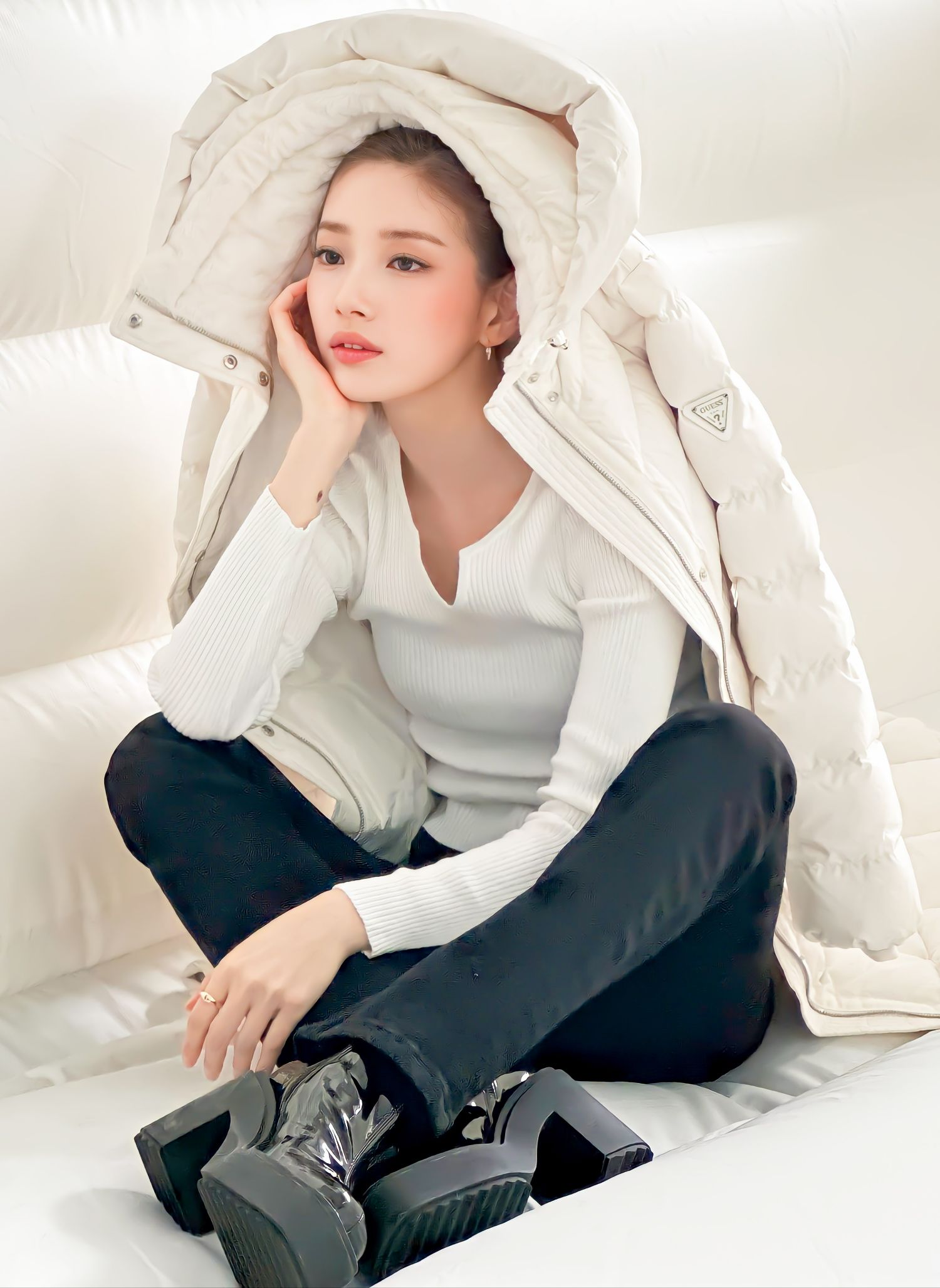 Behind-the-scenes cut of Suzy