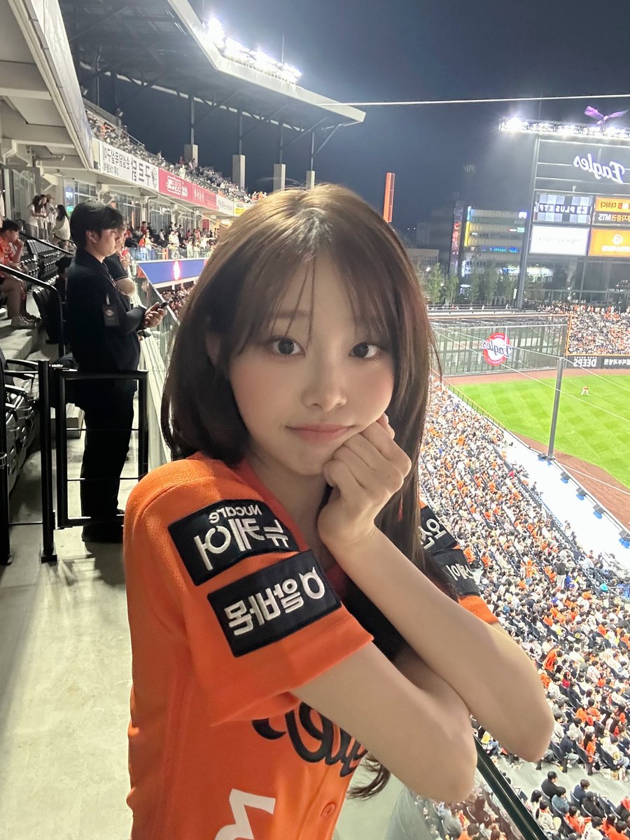 Behind-the-scenes cut of Chuu
