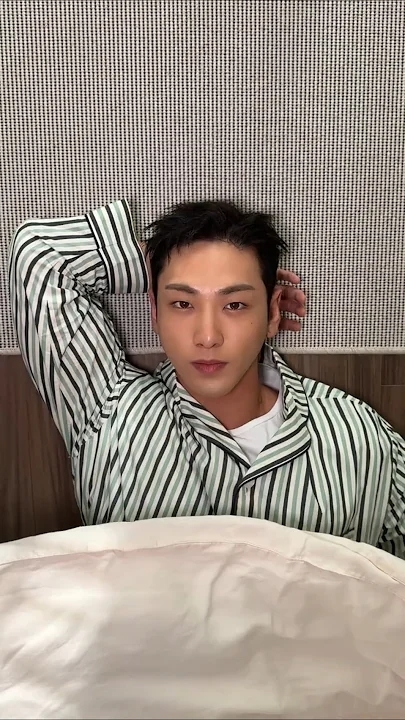 Behind-the-scenes cut of Baekho