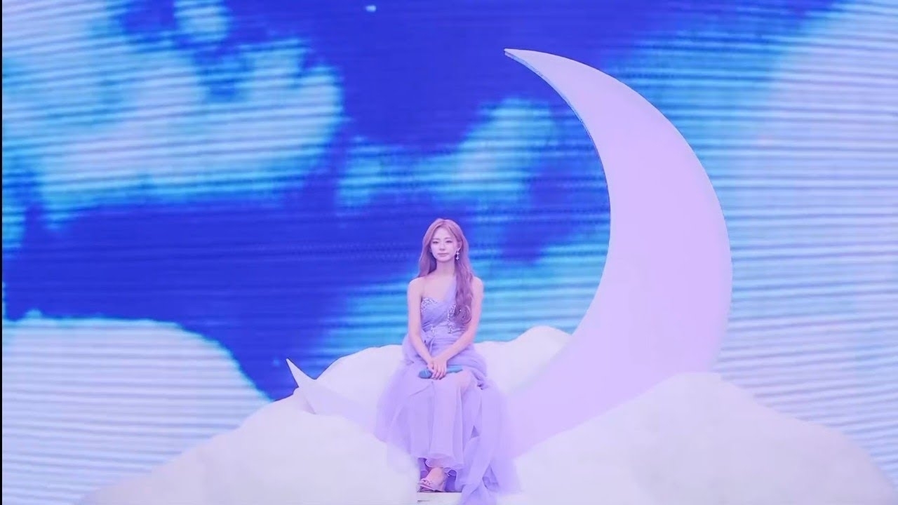 A moment captured by Tzuyu (TWICE)'s fan